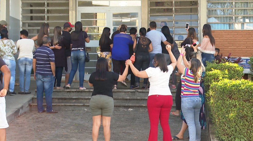 Familiares de dona de casa morta por ex-namorado protestam em frente  delegacia de Santa Rosa de Viterbo (SP)  Foto: EPTV/Cedoc/Arquivo