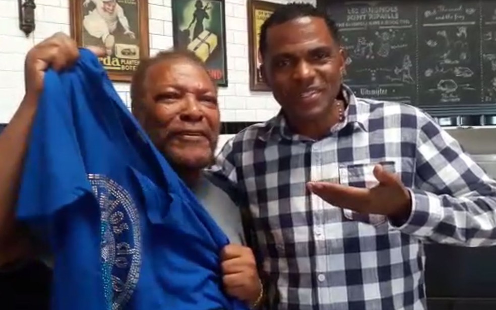 Martinho da Vila e o presidente da Peruche, Sidney de Moraes (Foto: Reprodução/Facebook/Unidos do Peruche)