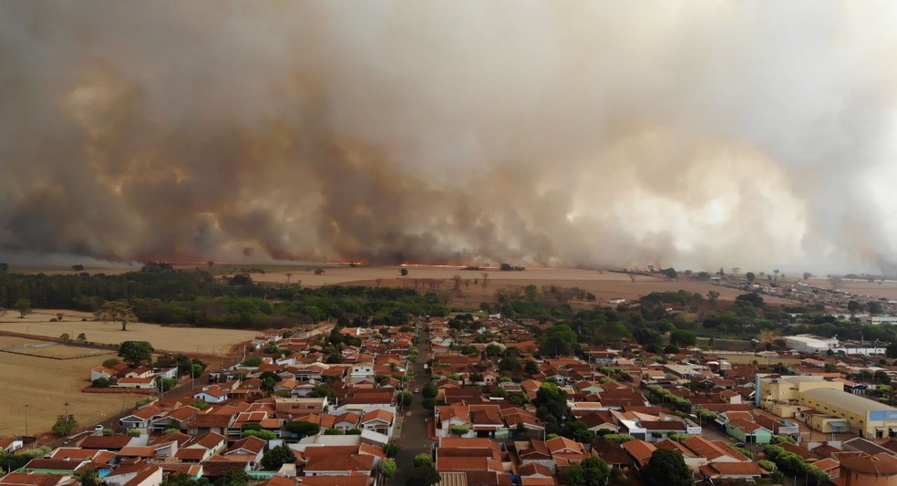 Incndio atinge vegetao ao redor de Ipu, SP, nesta segunda-feira (5)   Foto: Joo Paulo