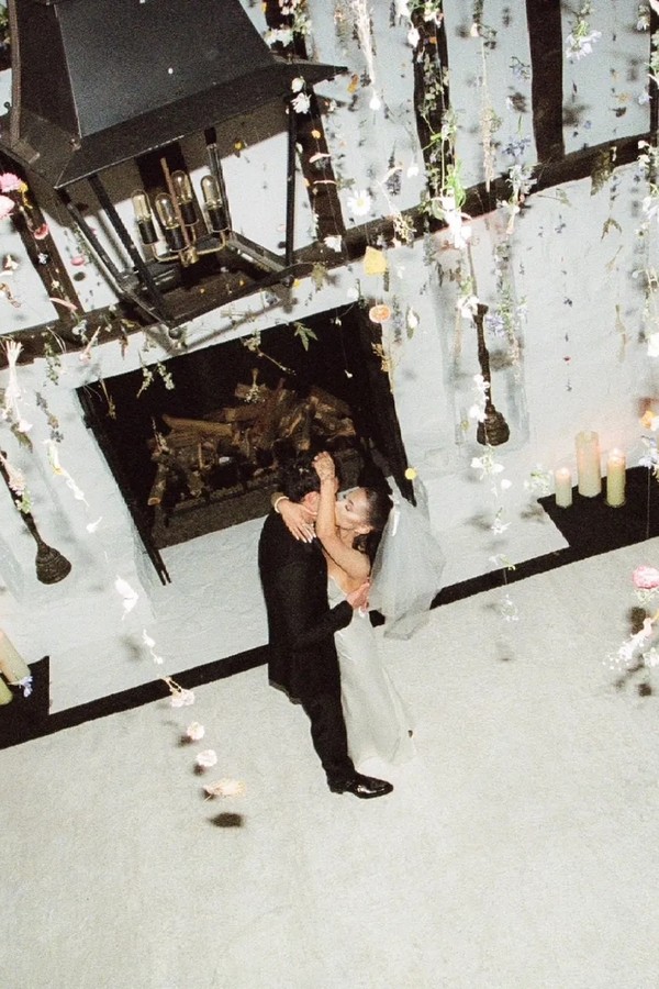 Ariana e Dalton disseram "sim" em uma sala iluminada por velas.  (Foto: Stefan Kohli)