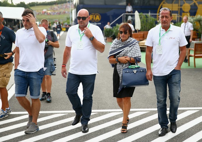 O irmão de Jules Bianchi, Tom Bianchi (esq.), e os pais do piloto, Philippe e Christine, no paddock da Hungria (Foto: Getty Images)