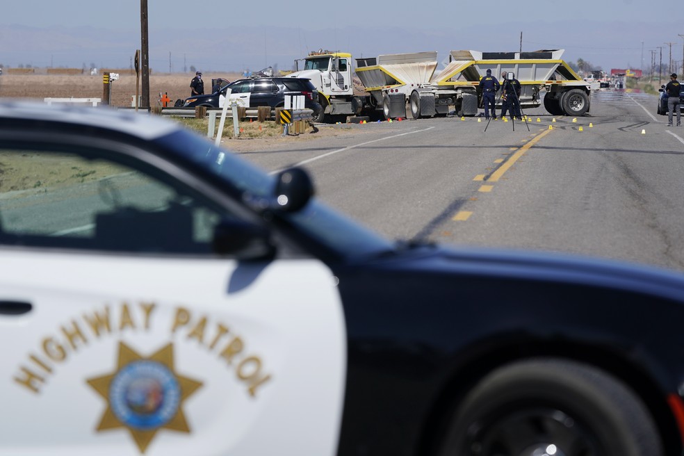 Agentes de segurança trabalham no local do acidente entre SUV com imigrantes e caminhão em Holtville, Califórnia, na terça (2) — Foto: Gregory Bull/AP