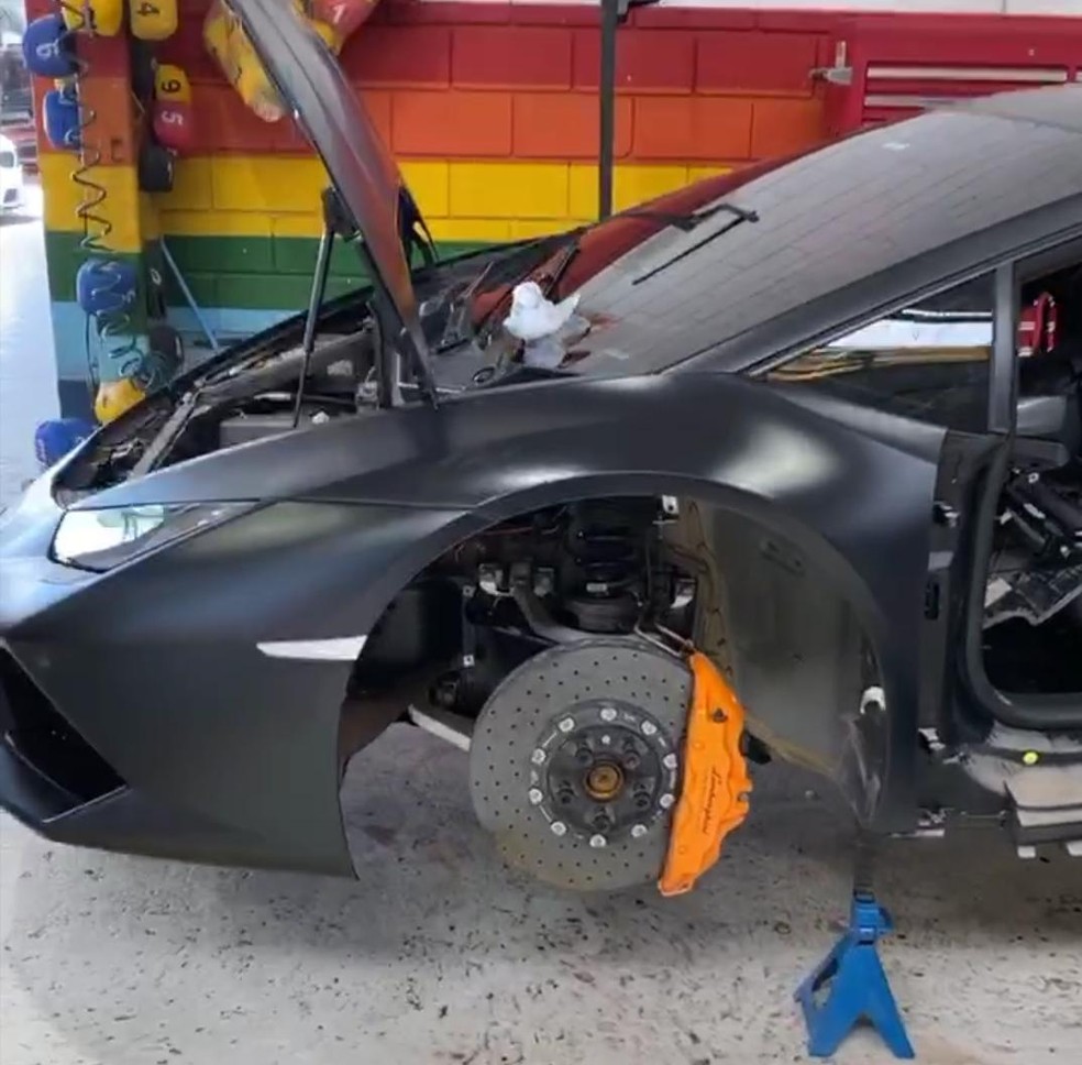 Lamborghini do Mutant Supercars em processo de reparo — Foto: Reprodução