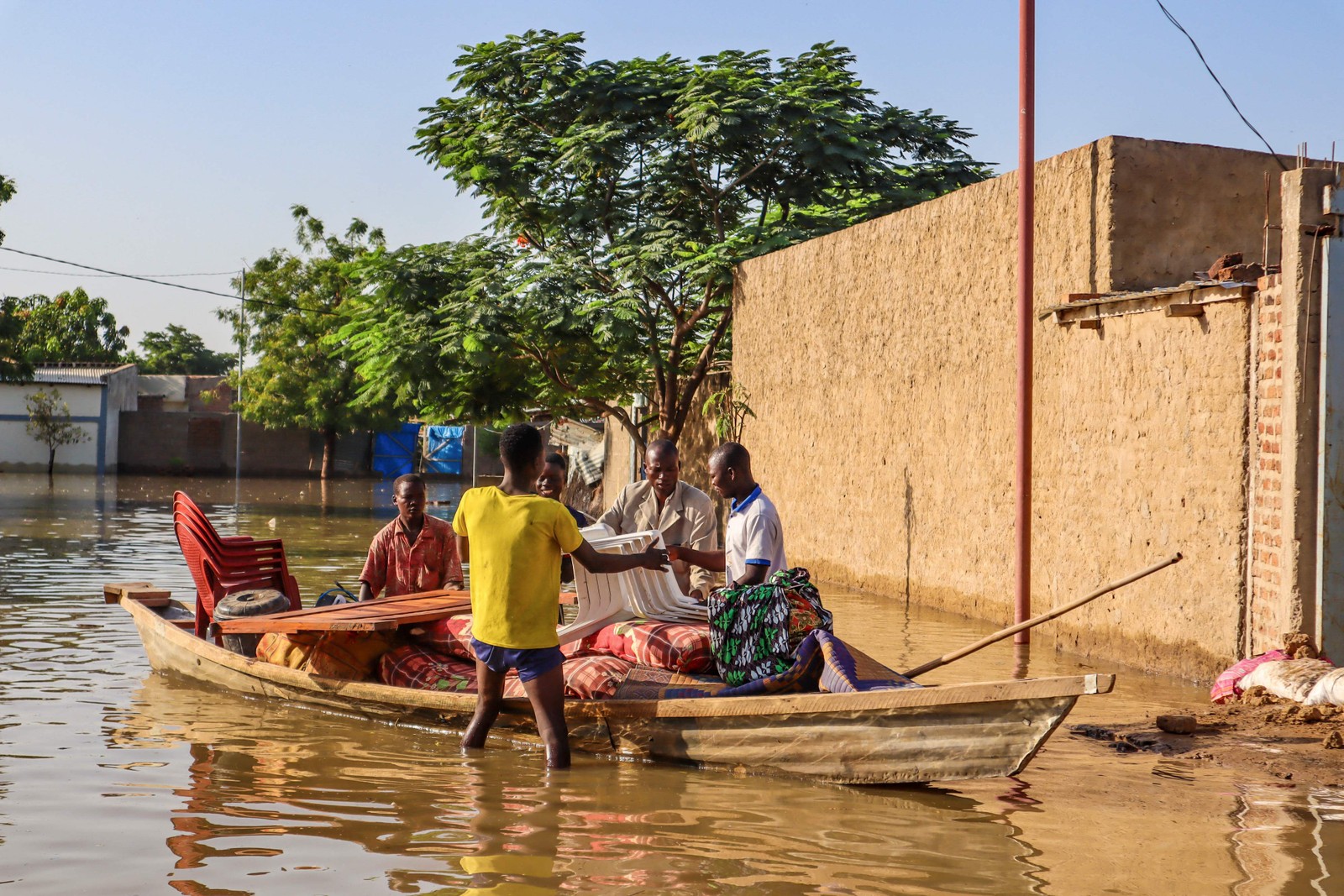 Moradores tentam resgatar itens de casas submersas por enchentes em N'Djamena. - Inundações destruíram dezenas de casas em Walia, um bairro pobre no sul da capital do Chade — Foto: DENIS SASSOU GUEIPEUR / AFP