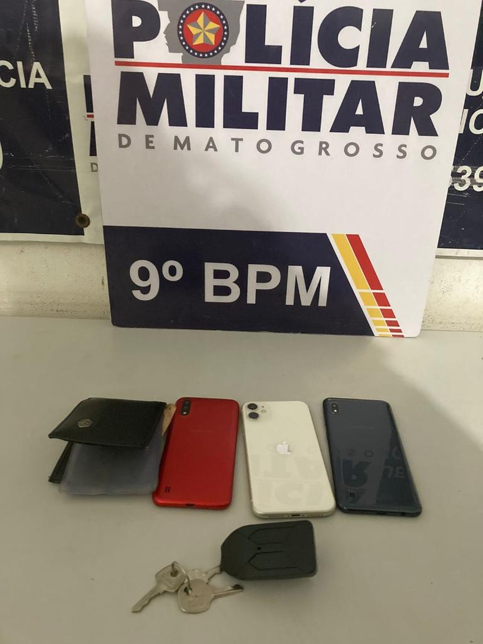 Polícia apreendeu três celulares, uma carteira e chaves com os suspeitos — Foto: PM MT