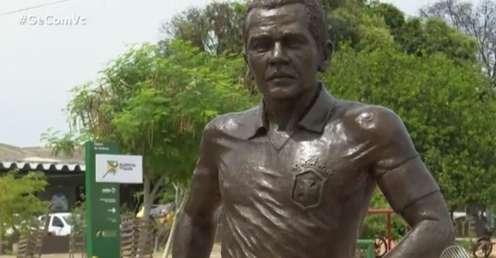 Estátua de Daniel Alves é inaugurada em Juazeiro e vira meme