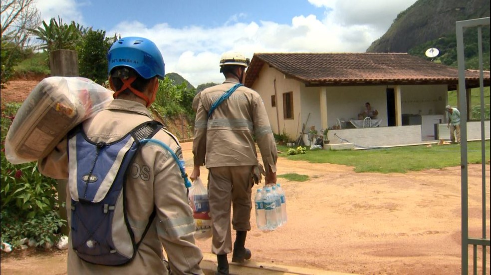 ICONHA - 22/01/2020: Bombeiros chegam a casa em comunidade isolada de Iconha — Foto: Rafael Zambe/ TV Gazeta