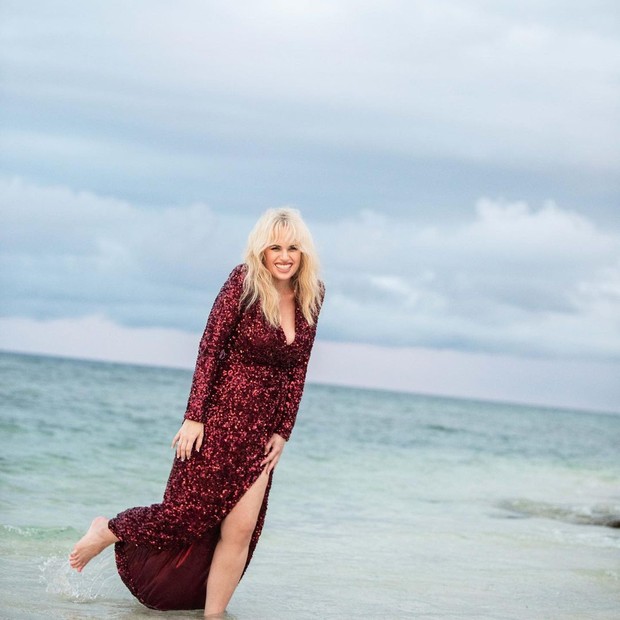 Rebel Wilson posa de vestido de gala na praia (Foto: Laurie Bailey)