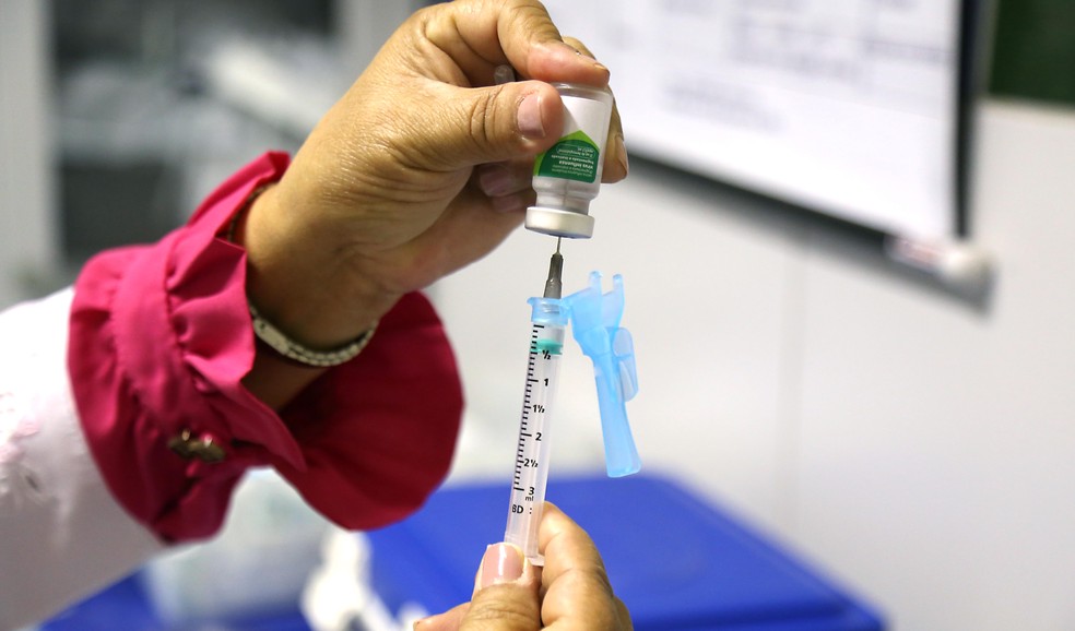 A vacina deve ser tomada por pessoas de 5 a 19 anos nesta etapa. — Foto: Thiago Gaspar/Prefeitura de Fortaleza