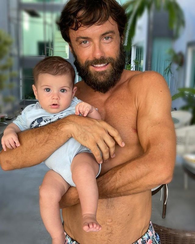 Kayky Brito posa com o sobrinho no colo: "puxou o umbigo do tio" (Foto: Reprodução/Instagram)