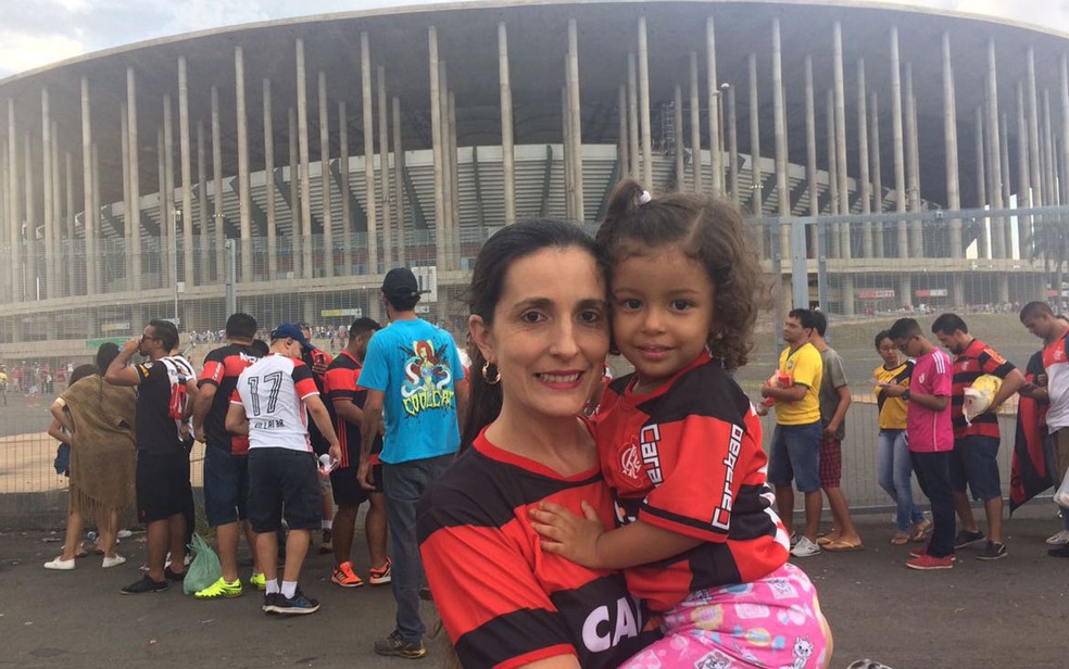 Mãe e filha flamenguistas no Estádio Mané Garrincha — Foto: Letícia Carvalho/G1