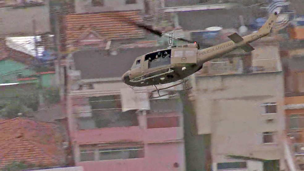 Helicóptero da PM sobrevoa comunidades do Campinho — Foto: Reprodução/TV Globo