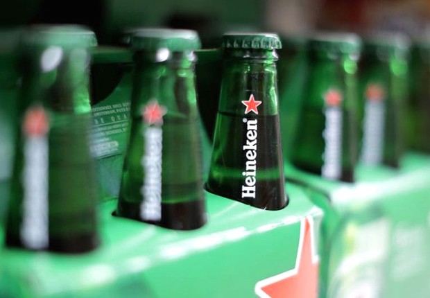 Embalagens de cerveja Heineken à venda em supermercado da rede Casino na França (Foto: Eric Gaillard/Reuters)