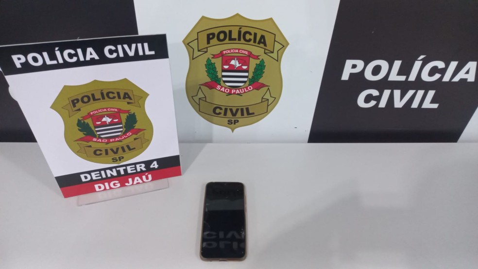Casal estava com celular da vítima Roberto Antônio Izeppe — Foto: Polícia Civil/Divulgação