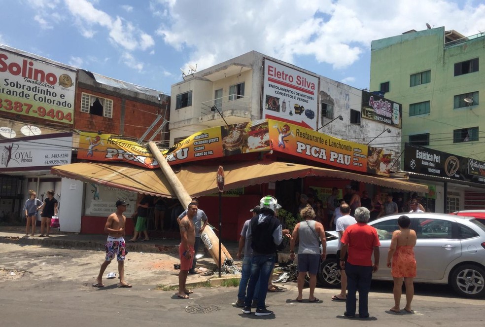 Poste caiu sobre restaurante, em Sobradinho, no DF, depois que motorista foi atingida por carro em fuga e perdeu controle da direção — Foto: Corpo de Bombeiros do DF/ Divulgação