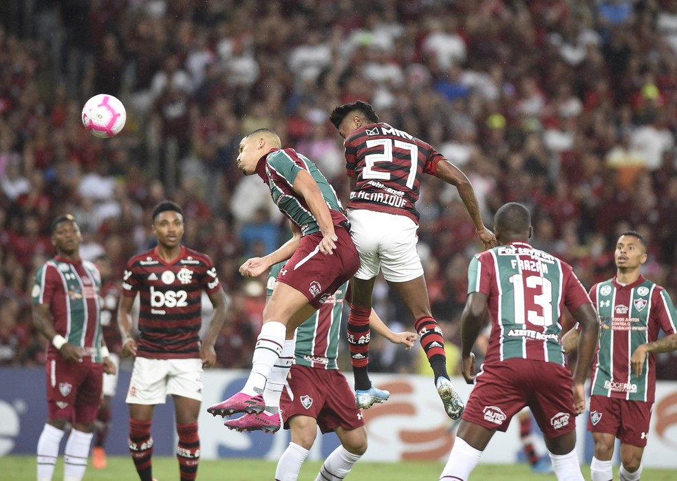Bruno Henrique cabeceia e abre o placar para o Flamengo contra o Fluminense &mdash; Foto: Andr&eacute; Dur&atilde;o