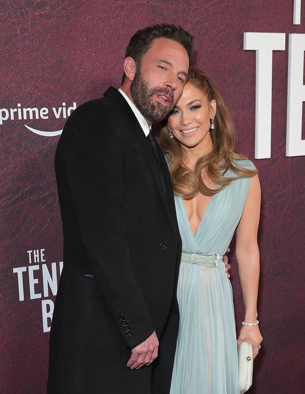 Ben Affleck admira Jennifer Lopez na pré-estreia do filme The Tender Bar, em Los Angeles (Foto: Getty Images)