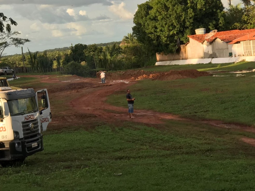 Canais abertos servirÃ£o para tentar diminuir em um metro o nÃ­vel do reservatÃ³rio (Foto: Aniele BrandÃ£o/TV Clube)