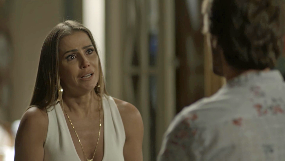 O filho de NanÃ¡ termina tudo com Karola, mas a loira nÃ£o aceita (Foto: TV Globo)