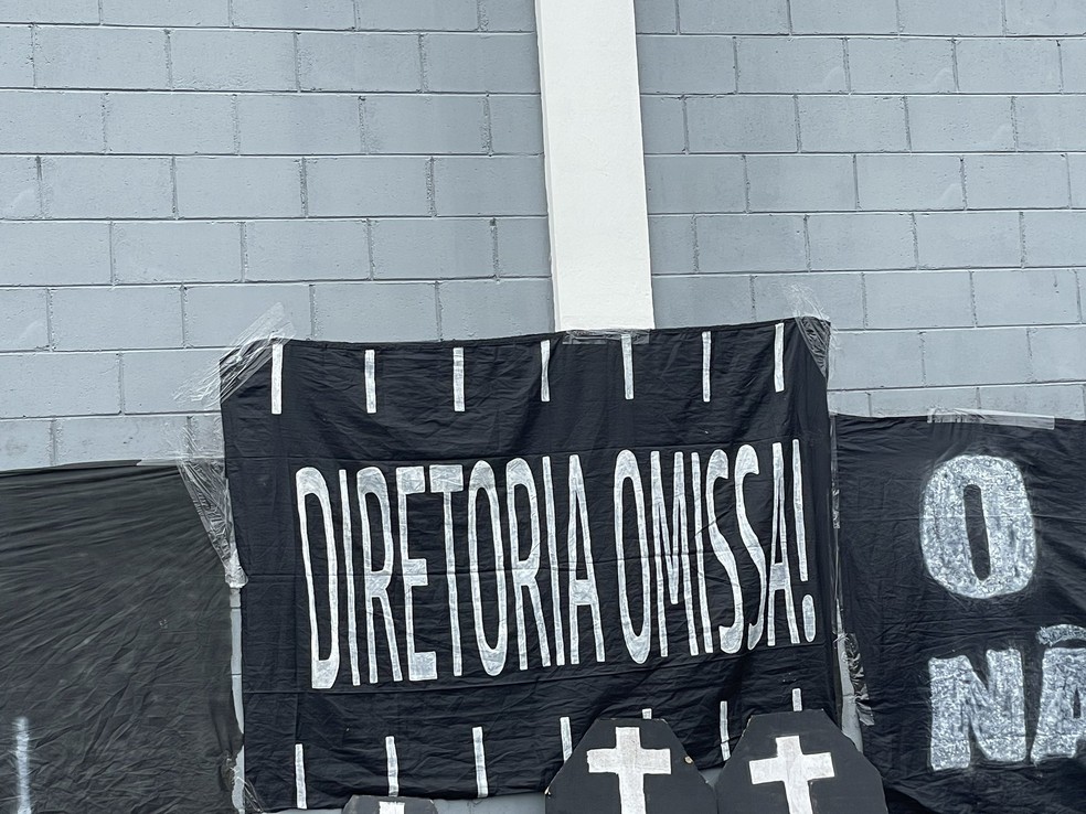 Diretoria é um dos principais alvos do protesto dos torcedores do Corinthians — Foto: Marcelo Braga