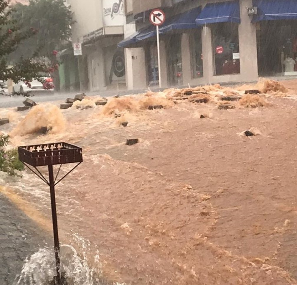 Lama invade casas e chuva causa estragos em Monte Sião, MG | Sul de Minas | G1