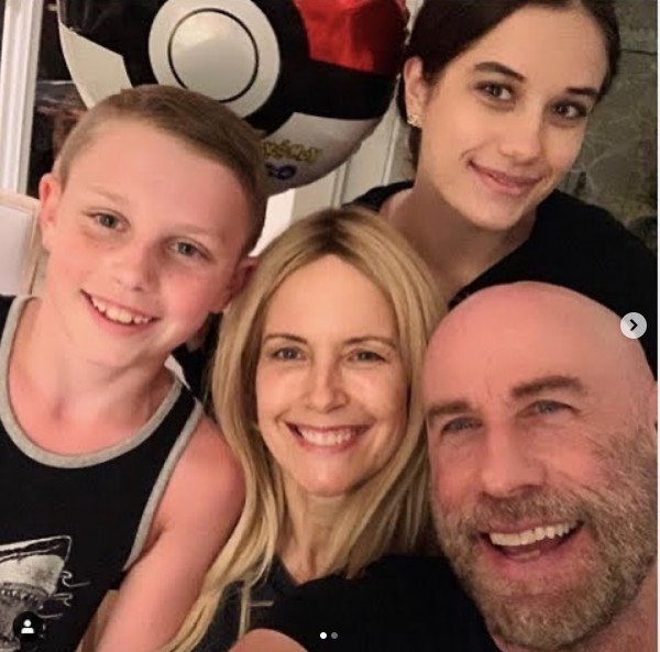 A foto final compartilhada pela atriz Kelly Preston no Instagram, posando com o marido John Travolta e os dois filhos (Foto: Instagram)