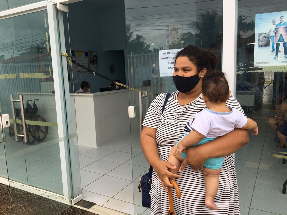 Letícia levou seu filho para se vacinar e foi surpreendida com falta de equipamentos — Foto: Pedro Trindade/Inter TV Cabugi
