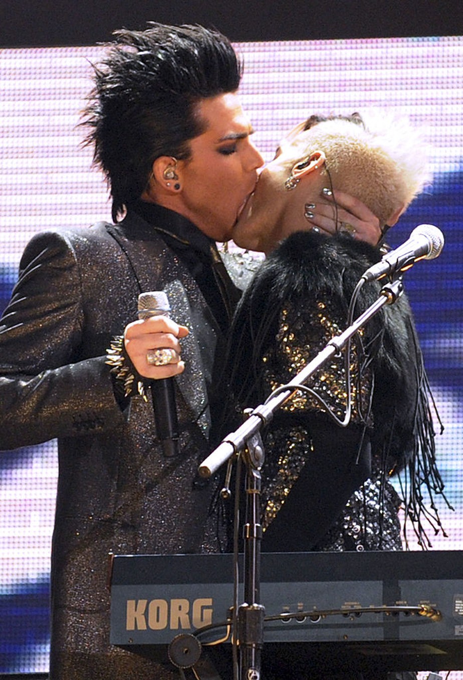 Adam Lambert sofreu ameaça de processo por beijar tecladista em premiação