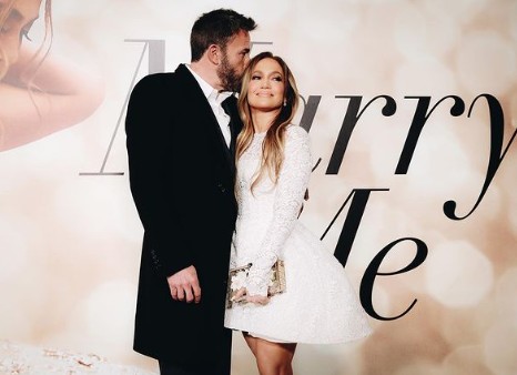 Ben Affleck com Jennifer Lopez na premiere de Marry Me (Foto: Getty Images)