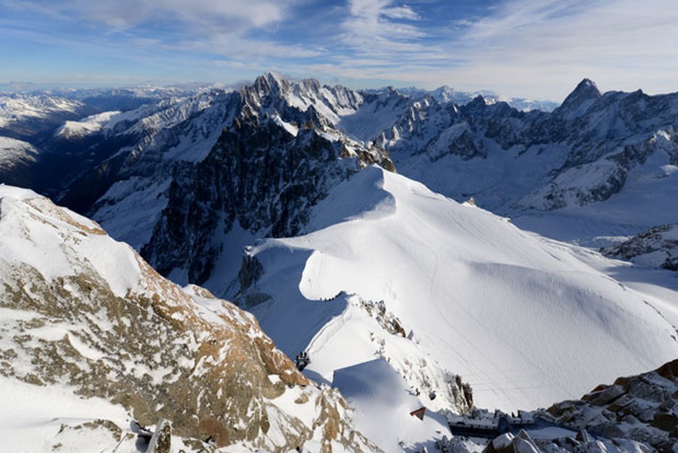 Foto de dezembro de 2013 mostra o Aiguille Du Midi em Chamonix, no Mont Blanc — Foto: Jean-Pierre Clatot/AFP