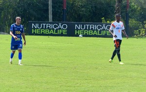 Erazo Flamengo Ninho do Urubu amistoso Tupi (Foto: Globoesporte.com)