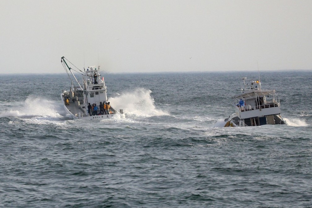 Barcos de pesca auxiliam em busca por embarcação turística no mar perto da costa do Japão, em 24 de abril de 2022 — Foto: Jiji Press/AFP