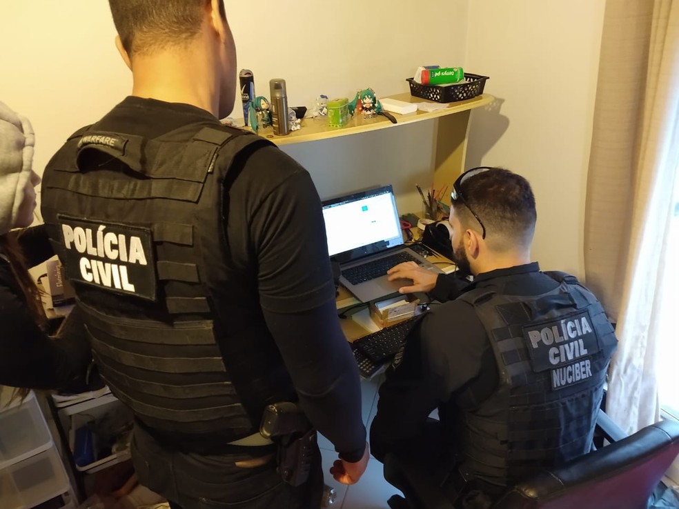 Policiais civis cumprem mandados de busca e apreensÃ£o na manhÃ£ desta quinta-feira (28) em oito cidades do ParanÃ¡ â Foto: PolÃ­cia Civil/DivulgaÃ§Ã£o