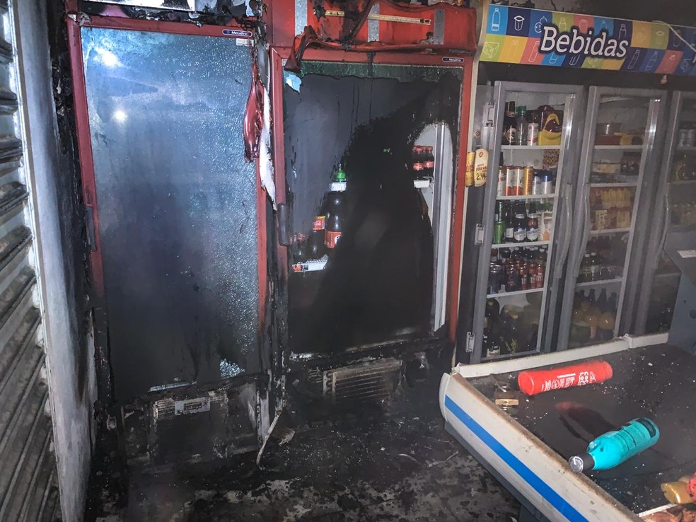 Fogo destruiu dois freezers dentro do mercadinho — Foto: Divulgação/Corpo de Bombeiros