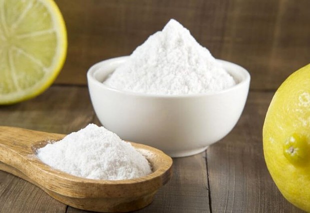 Bicarbonato de sódio e limão também podem render receitas práticas e caseiras (Foto: Freepik)