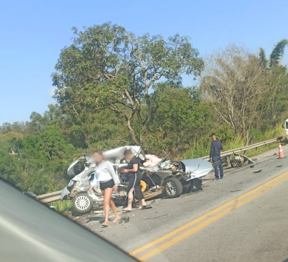 Acidente entre carro e caminhonete na MG-050 em Carmo do Cajuru — Foto: Redes Sociais