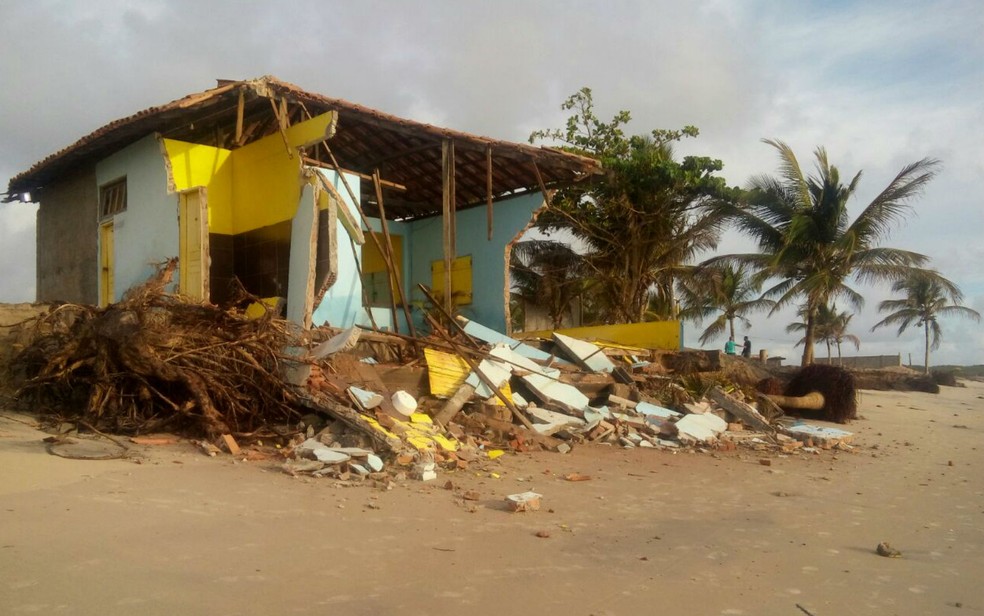 Por conta de erosão costeira, mar avança e destrói última barraca em praia de Belmonte (Foto: Divulgação/Secretaria de Meio Ambiente de Belmonte)