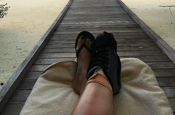 O pé quebrado da mãe do cantor Justin Bieber durante as férias dos dois (Foto: Instagram)