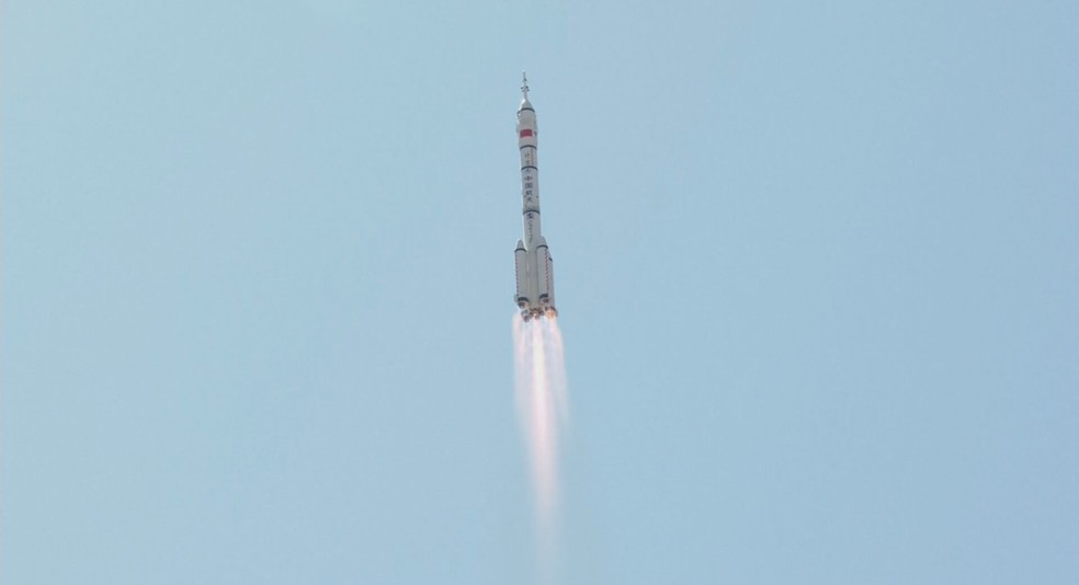 Foguete chinês é lançado rumo à estação espacial do país — Foto: Reprodução/GloboNews