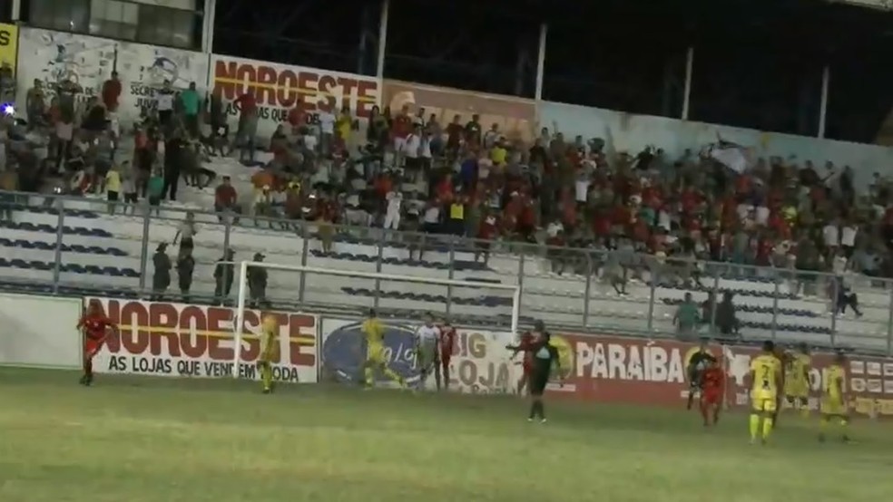 Torcedor do Juventude viajou para Babacal para assistir ao jogo no Correão — Foto: Reprodução / FMF