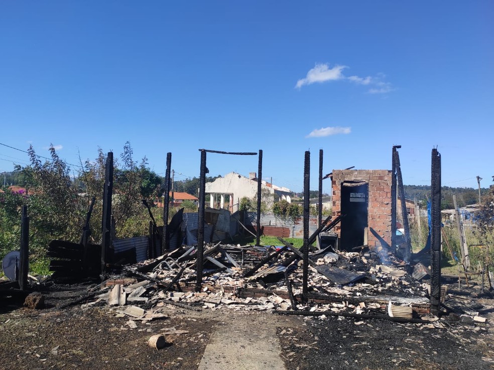 Casa foi incendiada após disparos de arma de fogo, afirmam testemunhas — Foto: Fabiana Lemos/RBS TV