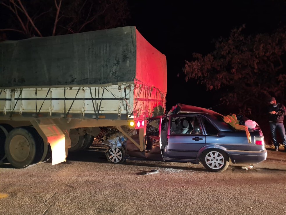 Acidente entre Santana  e caminhão trator com semirreboque no km 36 MG-190, Monte Carmelo — Foto: Polícia Militar Rodoviária/PMR
