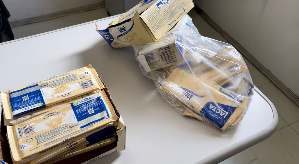 Criminosos roubam barras de chocolate durante arrastão em supermercado, em Santos (SP) — Foto: Polícia Militar/Divulgação