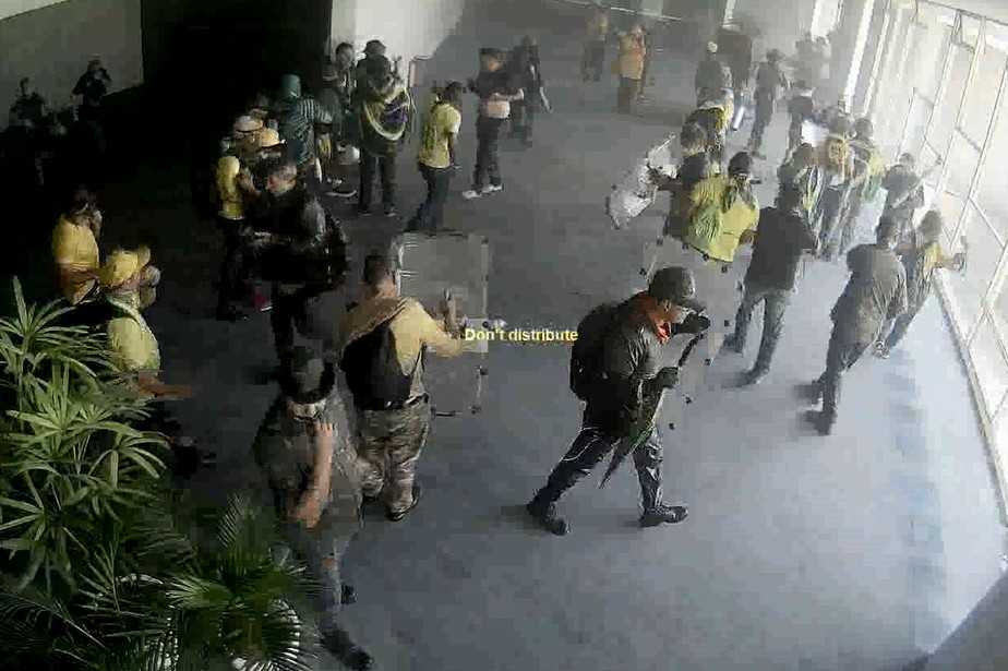 Imagem da câmera de segurança do Senado mostra invasão de terroristas ao local conhecido como Praça das Bandeiras no dia 8 de janeiro