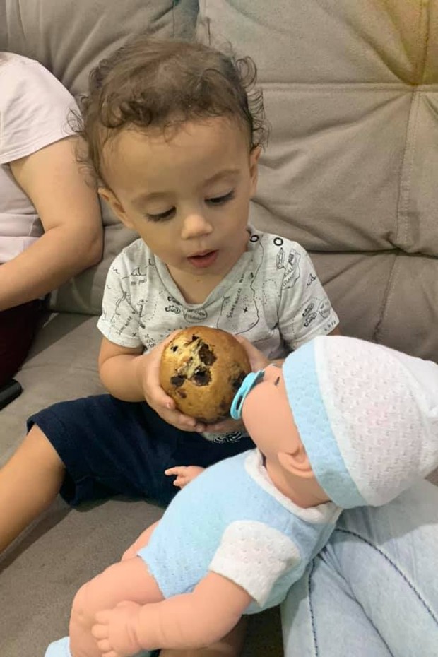 Mãe vê comportamento do filho mudar após criança ganhar boneco (Foto: Reprodução/Instagram)