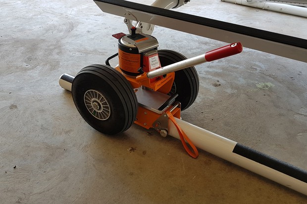 à necessário adaptar um dolly de cada lado para empurrar o Airbus (Foto: Julio Cabral/Autoesporte)