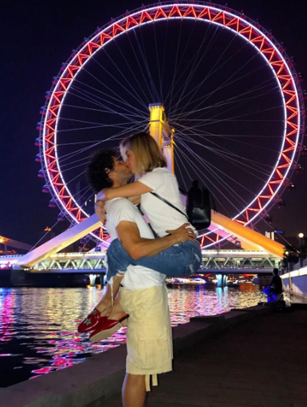 Junho de 2017: Casal troca beijos apaixonados em Tianjin, na China (Foto: Reprodução/Instagram)