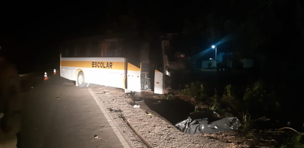 Corpo de vítima de acidente com ônibus escolar ficou no acostamento da rodovia, em  Campo Alegre, Alagoas — Foto: BPRv/Divulgação