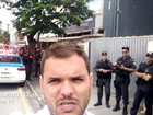 Manifestantes aguardam chegada de Garotinho na PF em Campos, RJ