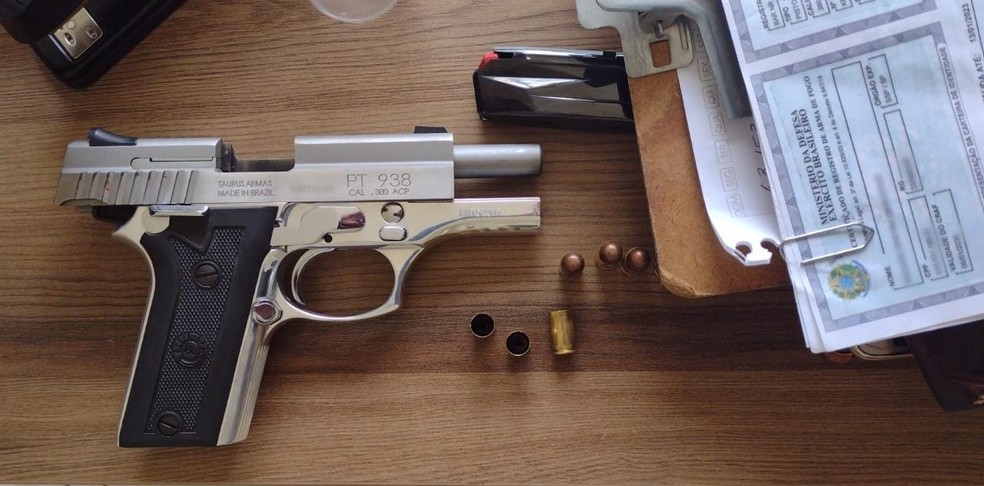 Pistola .380 usada no crime pertence à mulher e está registrada regularmente para provas de tiro — Foto: Polícia Militar/Divulgação